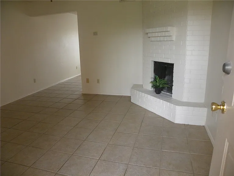 4818 Elmhurst Ln — Photo 2