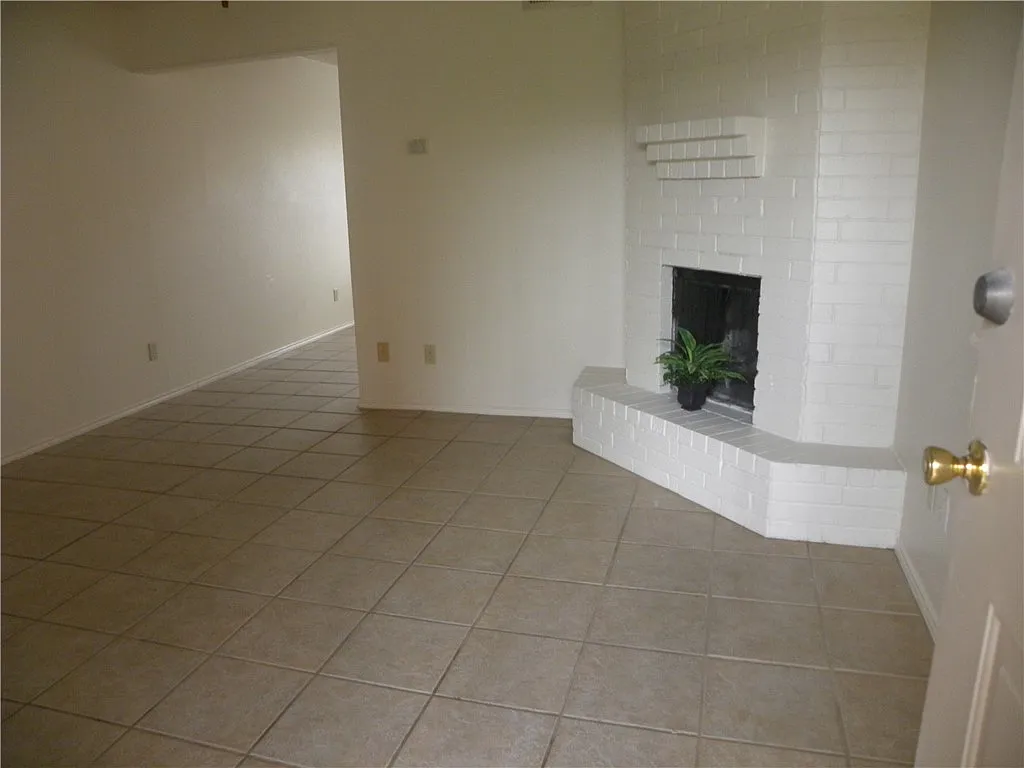 Building Photo - 4818 Elmhurst Ln
