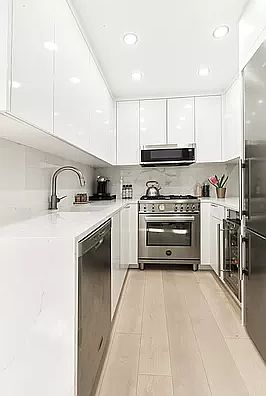 4th image of 161 W 61st St #14A-15A