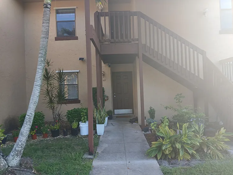 1108 Lakeview Dr E — Photo 1