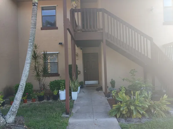 1108 Lakeview Dr E, Royal Palm Beach, FL 33411