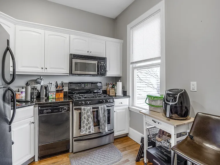 290 E St — Photo 9