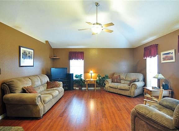 4th image of 1307 Petunia Dr