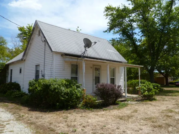408 S Main St, Iuka, IL 62849