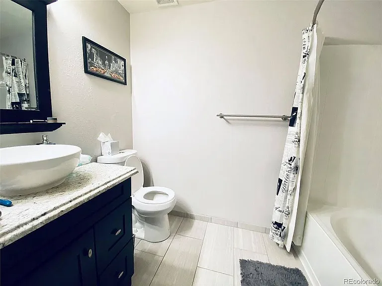 Guest bath with oversized tub