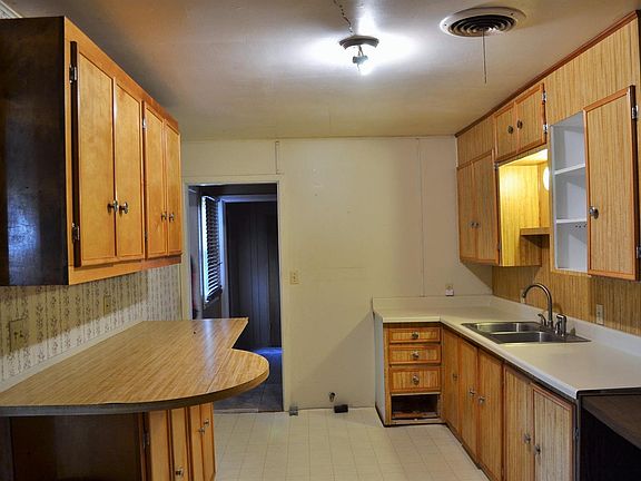 5th image of 1015 N Avenue B