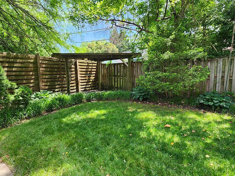 2207 Fordham Dr — Photo 41