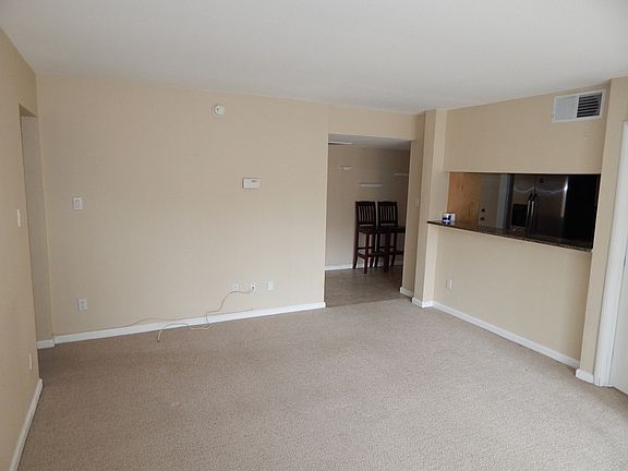 4th image of 769 Oakmont Ave Unit 403