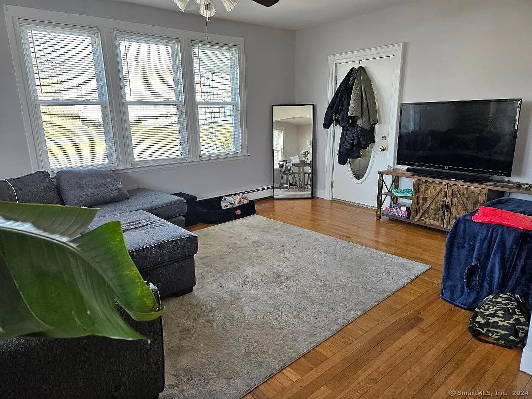 3 bed, 1387 sqft, $2,500 — Photo 2