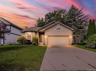 327 Lake Meadow Dr, Waterford, MI 48327