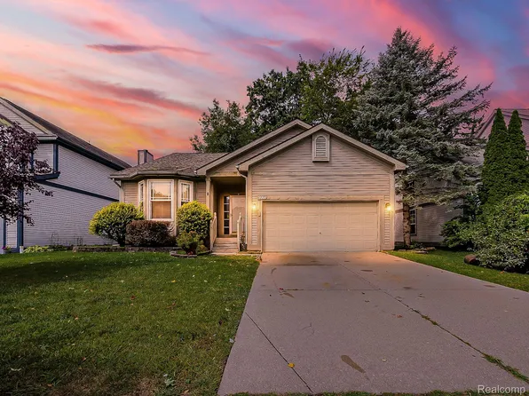 327 Lake Meadow Dr, Waterford, MI 48327