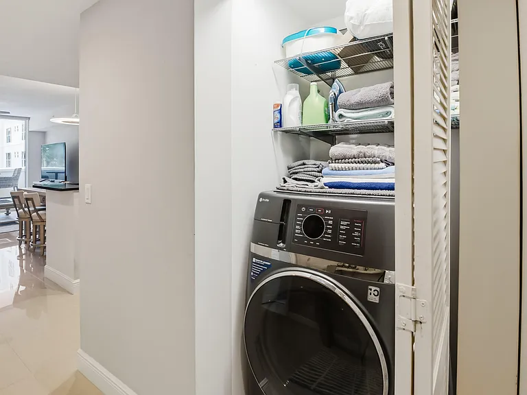 191 SE 20th Ave #210 — Photo 40