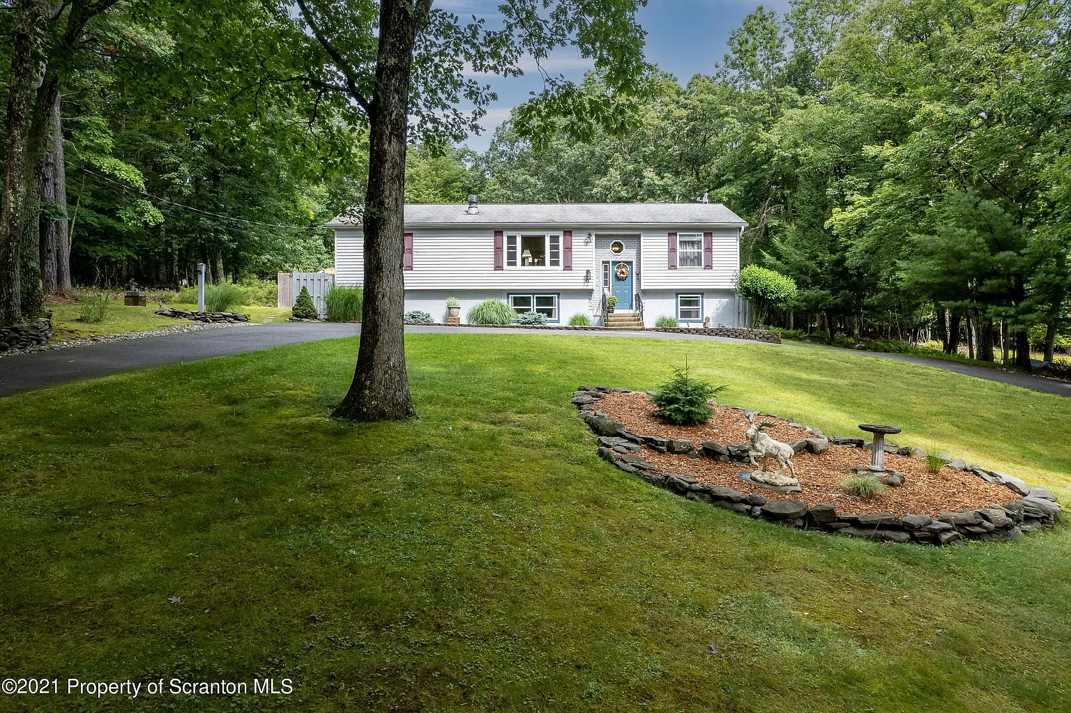 421 Iroquois Loop photo 1