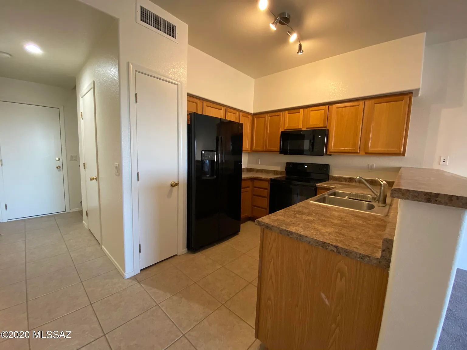 3 bed, 2.0 bath, 1464 sqft, $1,875 — Photo 2