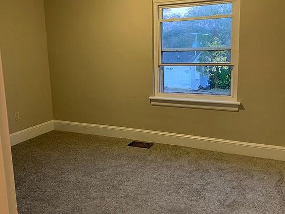 5th image of 937 Kyle Ave NE