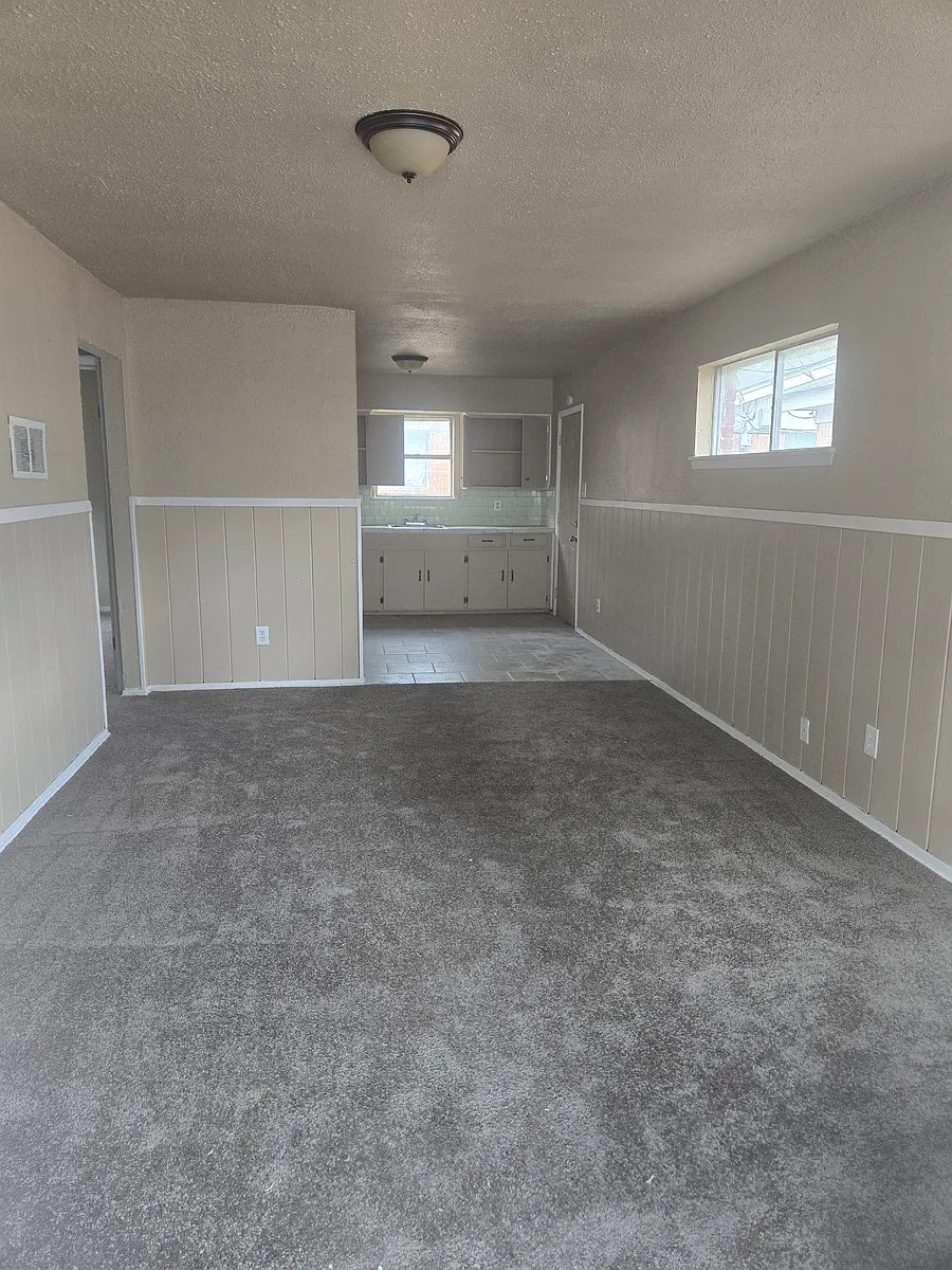 Building Photo - 5811 Wipprecht St #21-8