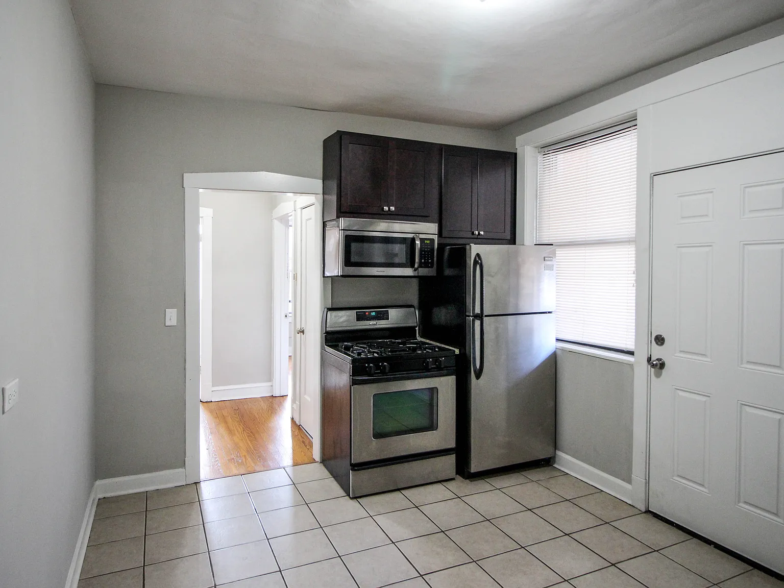 2 bed, 900 sqft, $1,800 — Photo 3