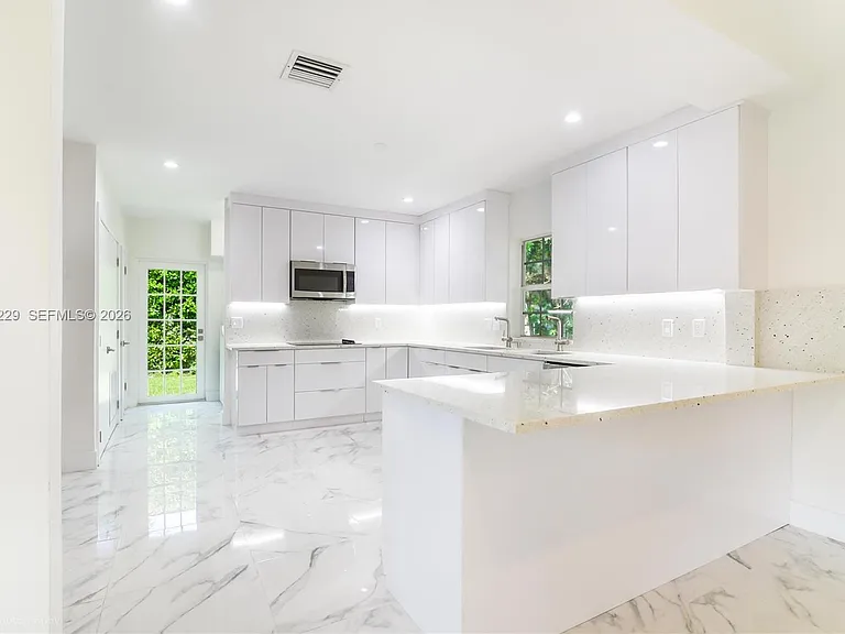 52 Camden Dr — Photo 9