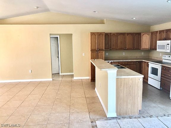4th image of 1035 Kellogg St