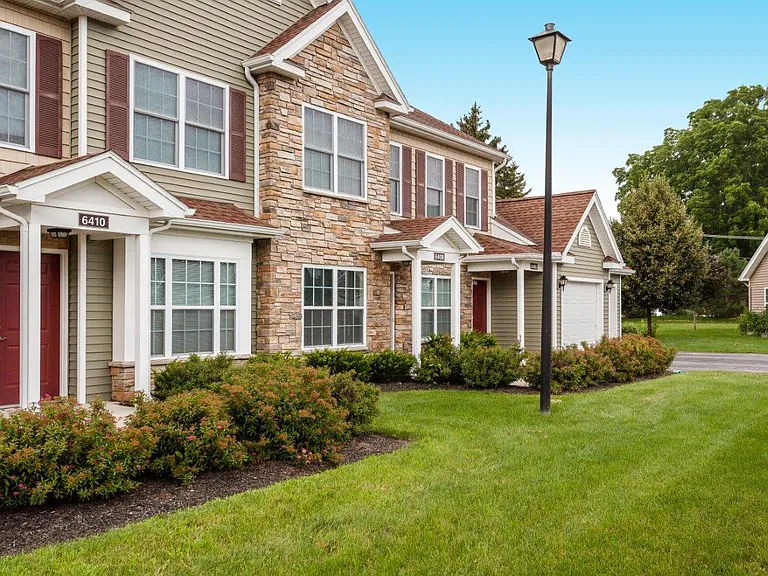 Saratoga Crossing Apartments & Townhomes — Photo 46