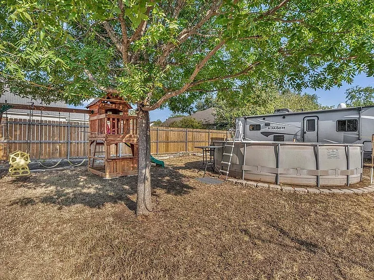 608 Oak Ln — Photo 23