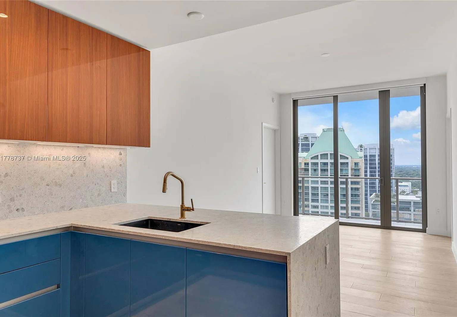 2 bed, 2.0 bath, 976 sqft, $8,700 — Photo 3