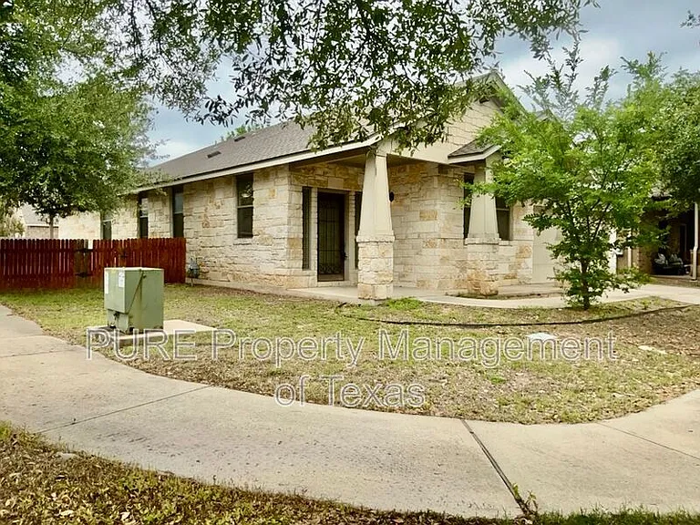 4718 Madrid Dr — Photo 2