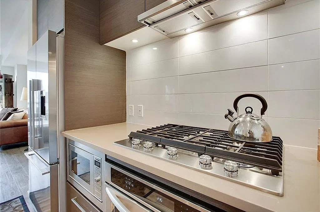 Modern 1 bedroom Bridgeland Condo with Stunning Downtown Views! CIP128 — Photo 3