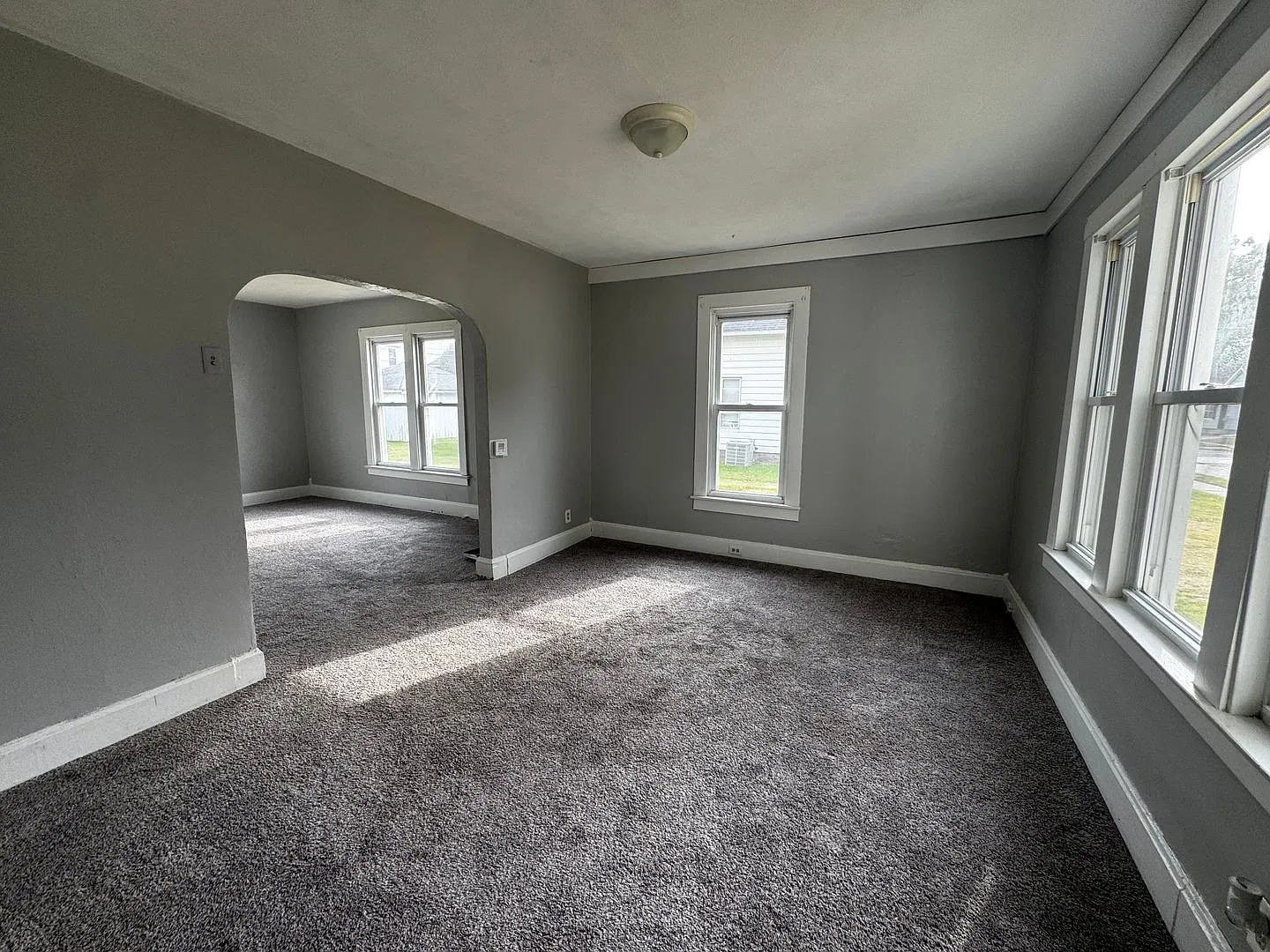 2 bedroom 1 1/2 bath House in Rock Island — Photo 2