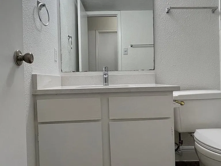 St. Edwards Place Apartments — Photo 31