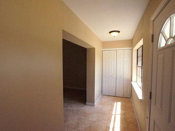 3rd image of 915 Temple Dr