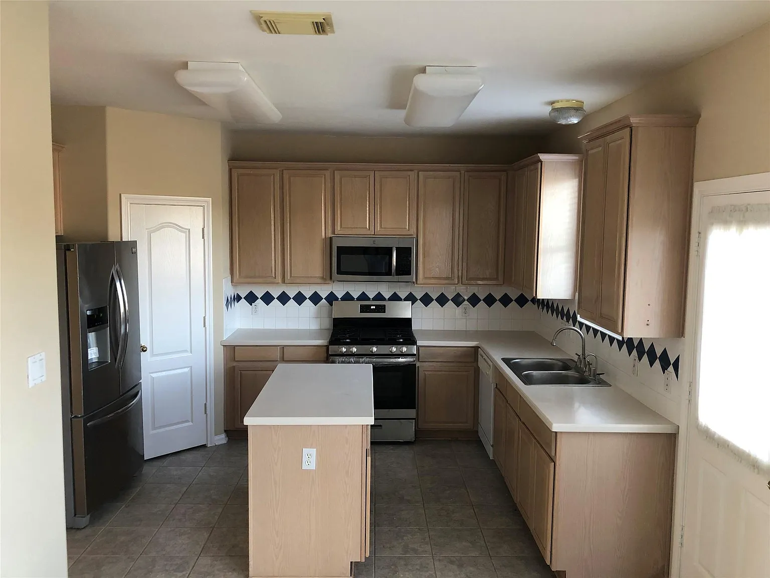 4 bed, 2.5 bath, 2578 sqft, $2,395 — Photo 3