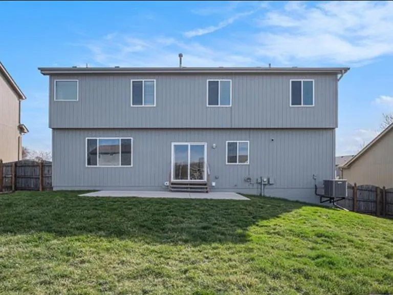 1104 Valleyview Dr — Photo 13