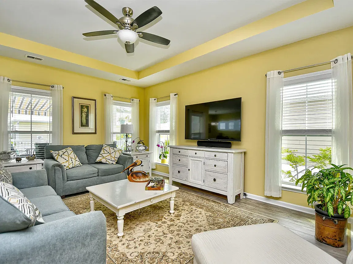 3 bed, 2600 sqft, $2,600 — Photo 2