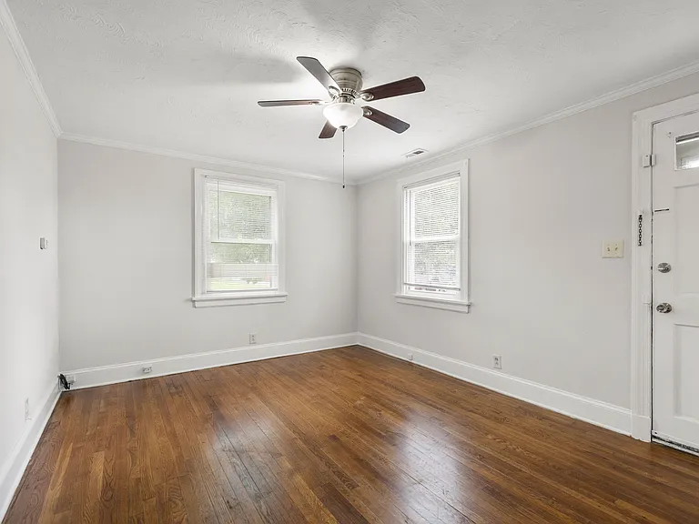 504 Pelham Dr — Photo 4