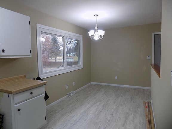 5th image of 802 Pettit Ct