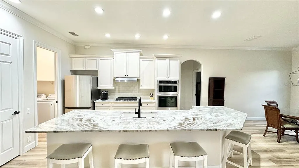 3 bed, 2.0 bath, 1963 sqft, $4,500 — Photo 3