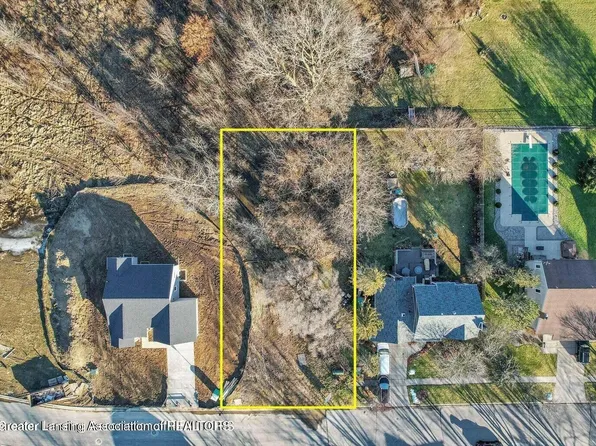 202 Stratford Dr, Mason, MI 48854