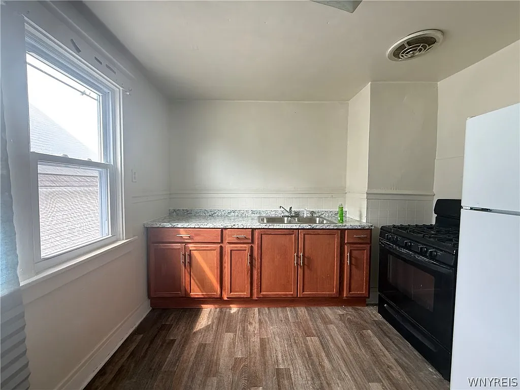 2 bed, 1.0 bath, 1690 sqft, $1,050 — Photo 2