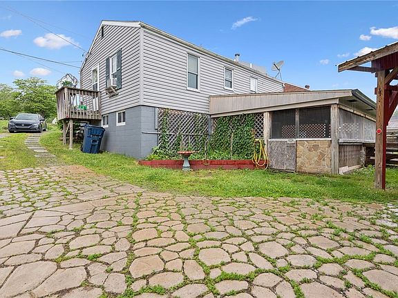 2nd image of 882 Locust Ave