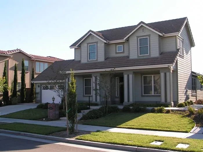 2004 Promenade Dr photo 1