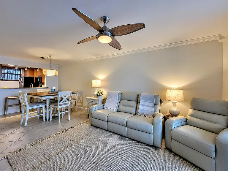 111 Lake Emerald Dr #406 — Photo 8
