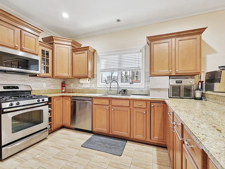 421 Lafayette Ave — Photo 4