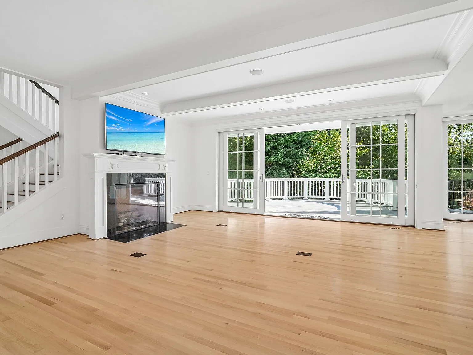 5 bed, 7.5 bath, 6831 sqft, $16,000 — Photo 2