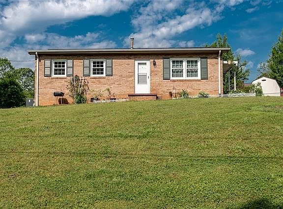 3rd image of 835 32nd Street Dr NE