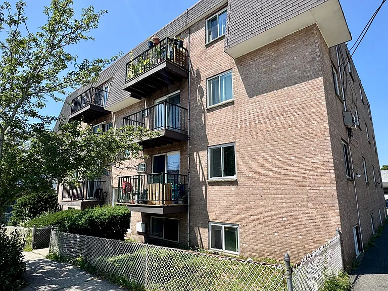 22 Irving St #15 — Photo 13
