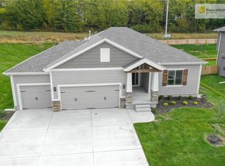 841 Creekmoor Pond Ln, Raymore, MO 64083