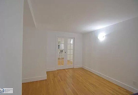 4th image of 207 E 37th St
