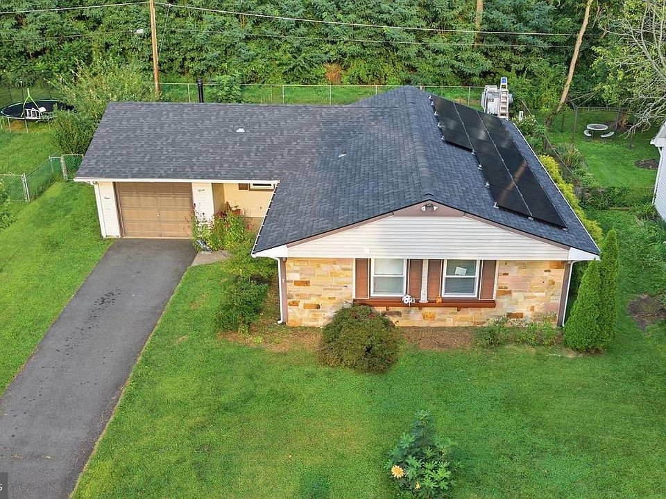 1st image of 15 Echo Ln