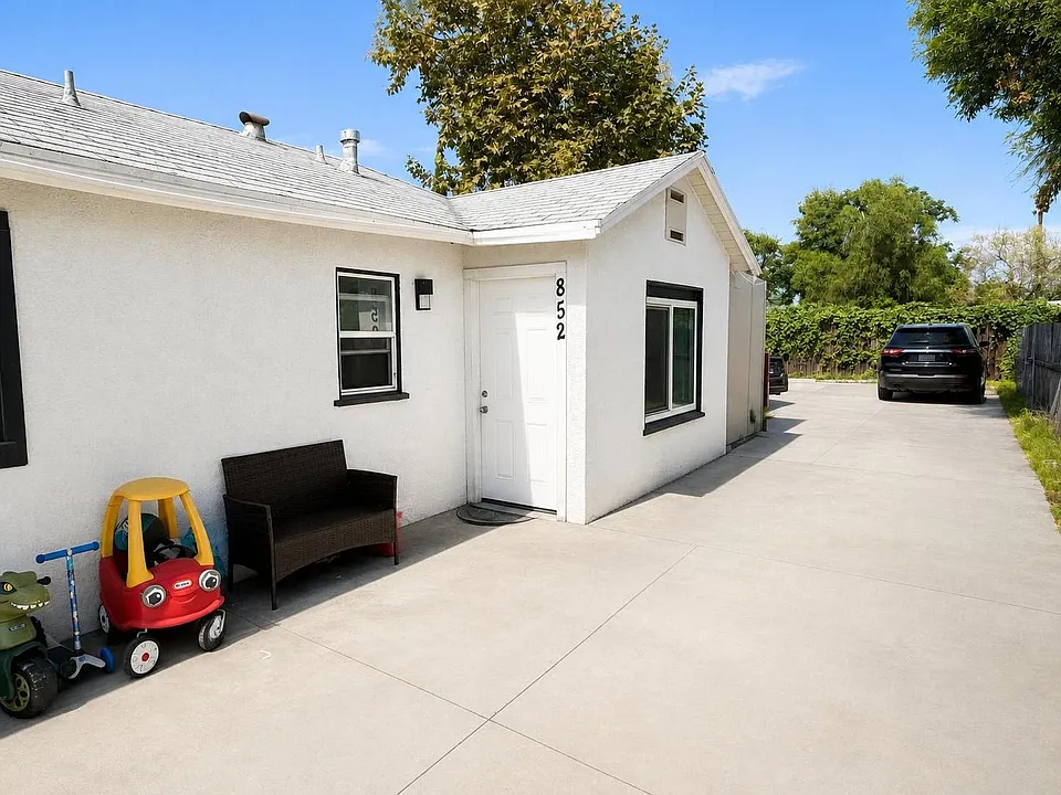 852 N Lugo Ave